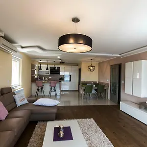 https://apartments-sandra-rijeka.primorje-gorskikotar.com